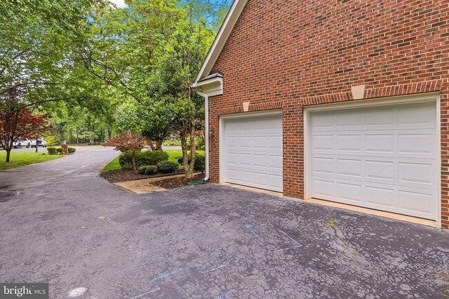 Building Photo - 11000 Farmview Way