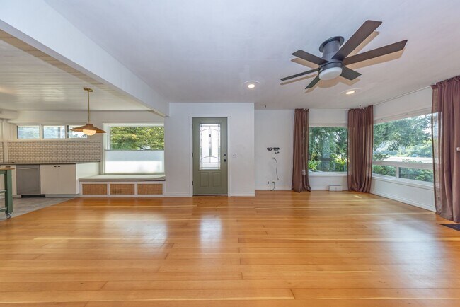 Building Photo - 2 bedr + Bonus Room / Large yard and garage.
