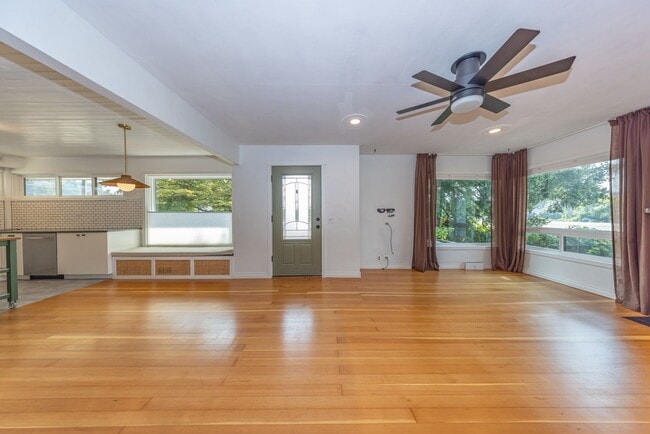 Photo - 2 bedr + Bonus Room / Large yard and garage. House