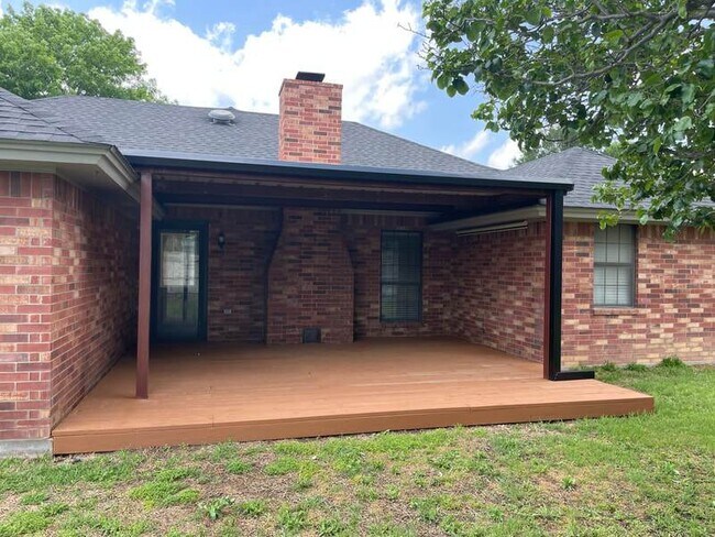 Building Photo - Highly sought after 3 bedroom in Tanglewoo...