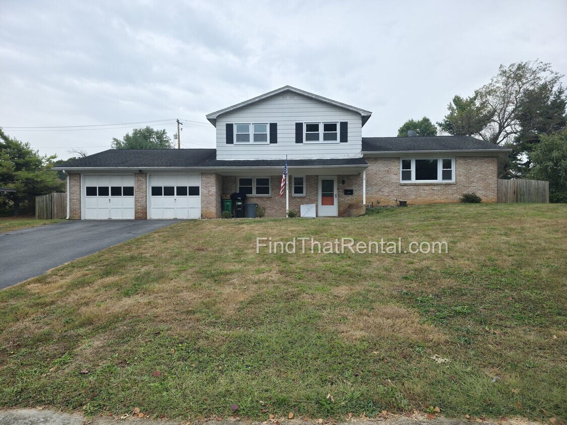 Primary Photo - COMING SOON! Pet friendly, 2 car garage, M...