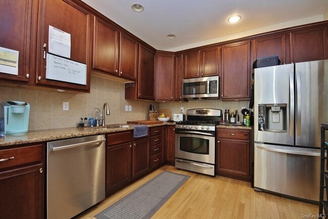 Building Photo - 836 Huntington Dr