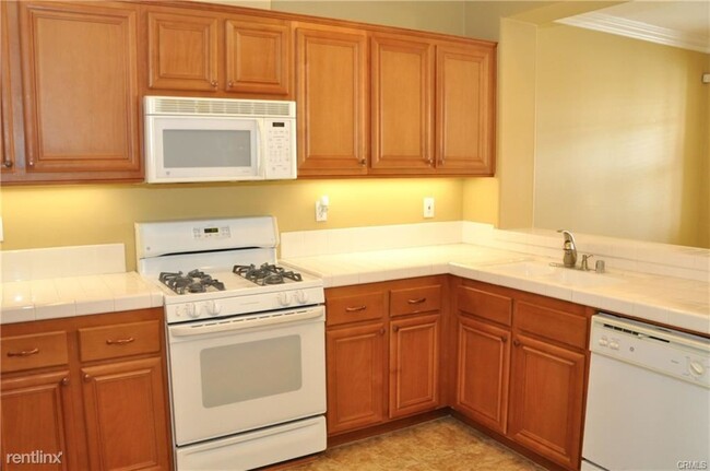 Building Photo - 2 br, 3 bath Condo - 9 Strawflower St