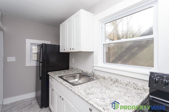 Foto del edificio - 5821 Royal Oak Ave