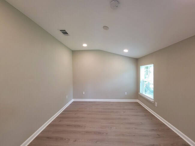 Foto del edificio - BEAUTIFUL REMODELED 3 BEDROOM 2 BATH IN LA...