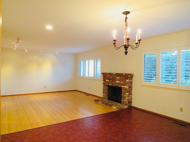 Great light in the living room, with new plantation shutters - 1002 Radcliffe Dr