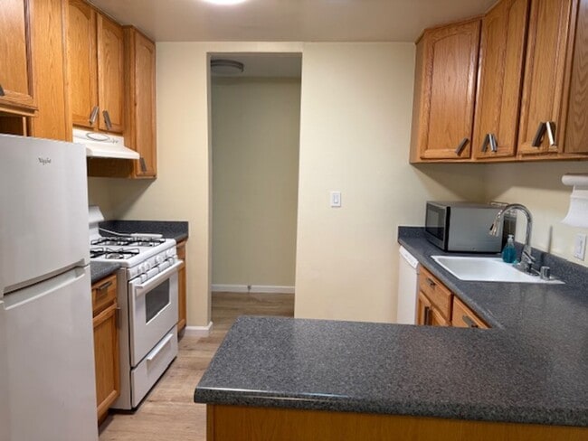 Foto del edificio - Stylish 2-Bedroom Condo in the Heart of Li...