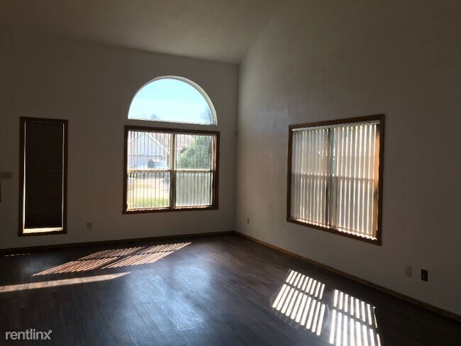 Building Photo - 3 br, 2 bath House - 6474 Wicklow Close