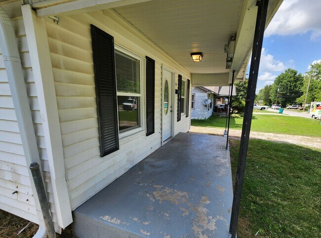 Building Photo - Spacious 4-Bedroom, 2-Bathroom Home AVAILA...
