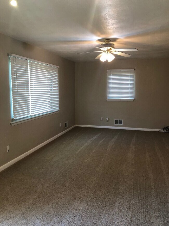 Building Photo - GORGEOUS HOME IN ARAGONA!