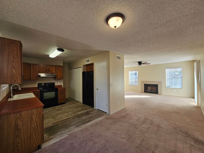 Foto del edificio - PATIO HOME 3 BED 2 BATH MCKELLIPS AND HORN...