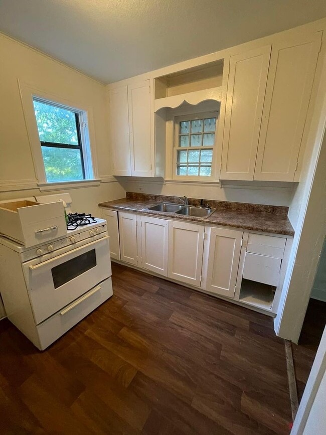 Building Photo - Rock 2 Bedroom home for Rent!