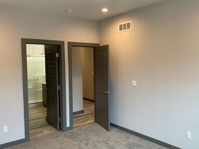 Building Photo - 3 Bedroom, 2.5 Bath Modern Townhome in Nor...