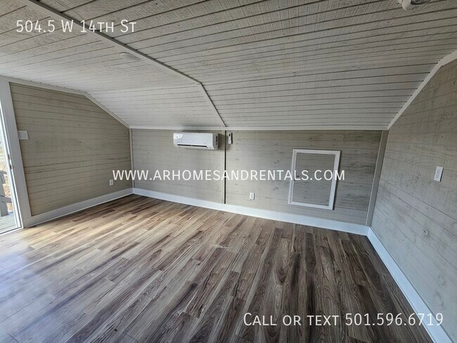 Building Photo - 504.5 W 14th St| $750 | 3 beds, 1 full bath