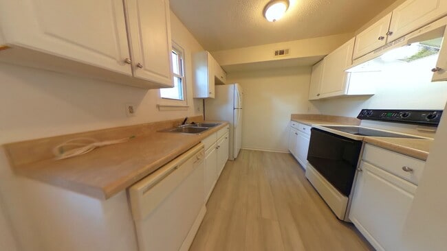 Foto del edificio - 3 Bedroom Town Home Near Mary Immaculate F...