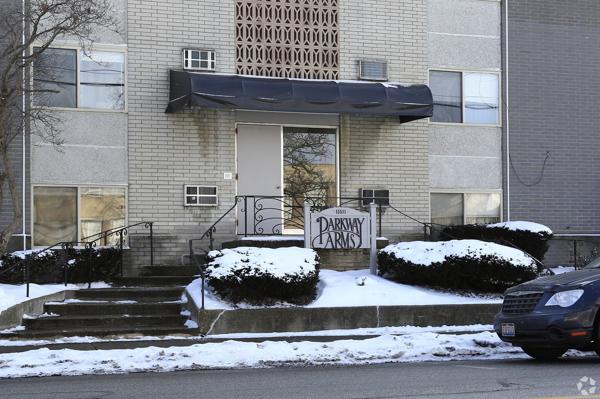Parkway Arms Apartment – photo 4