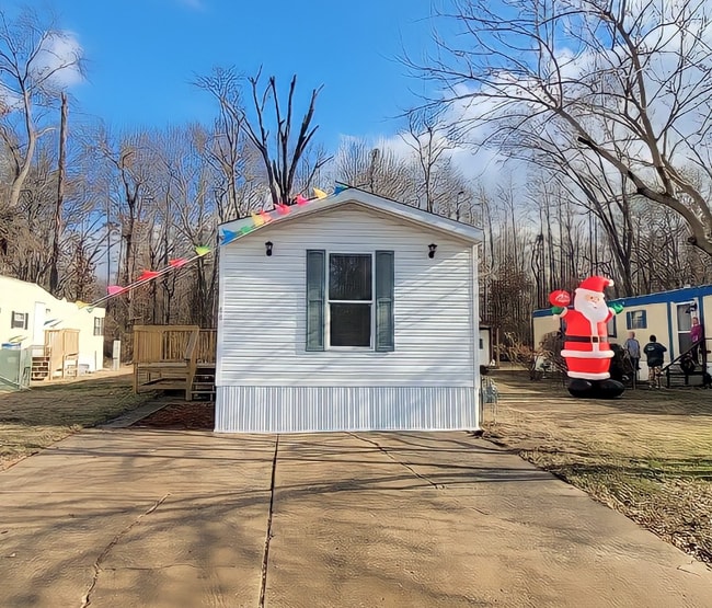 Building Photo - 44 Deerwood Park