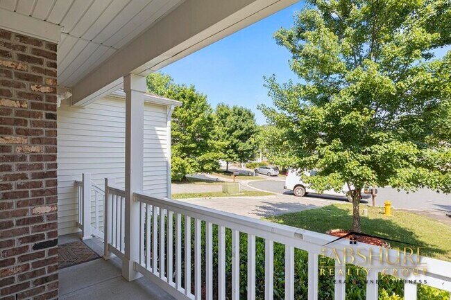 Foto del edificio - 3704 Hinton Grove Pl
