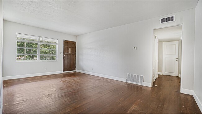 Building Photo - 5518 Riviera Dr