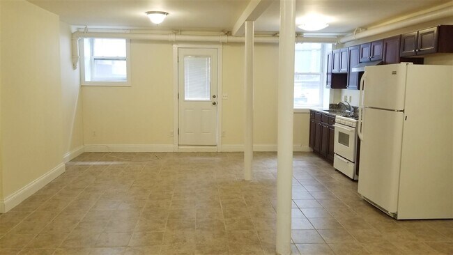 Building Photo - 1042 Park Ave