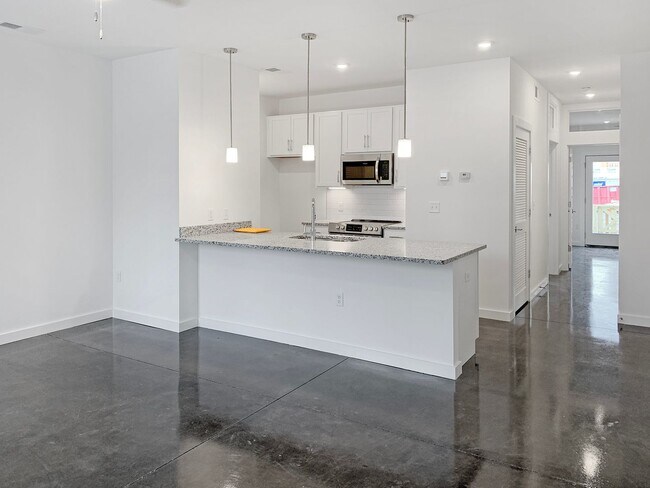 Foto del edificio - Modern 2 Bed, 2 Bath Condo with Fenced Yar...
