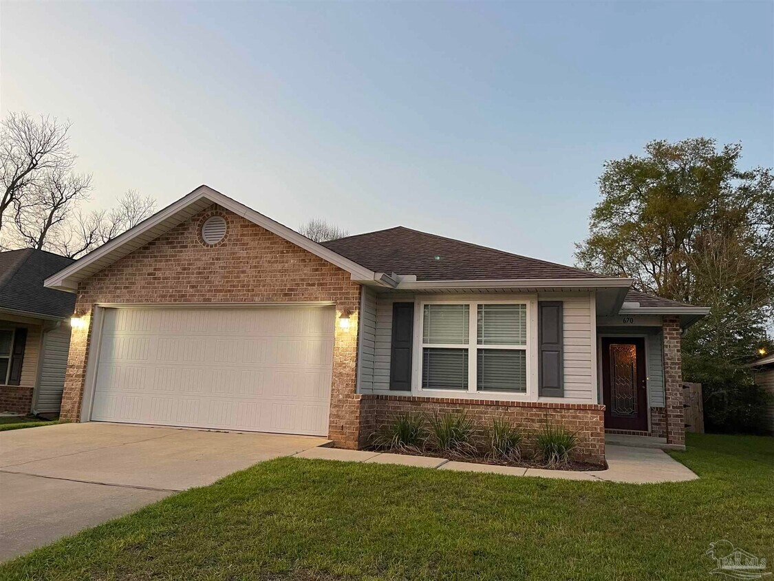 Foto principal - 670 Edith Ln