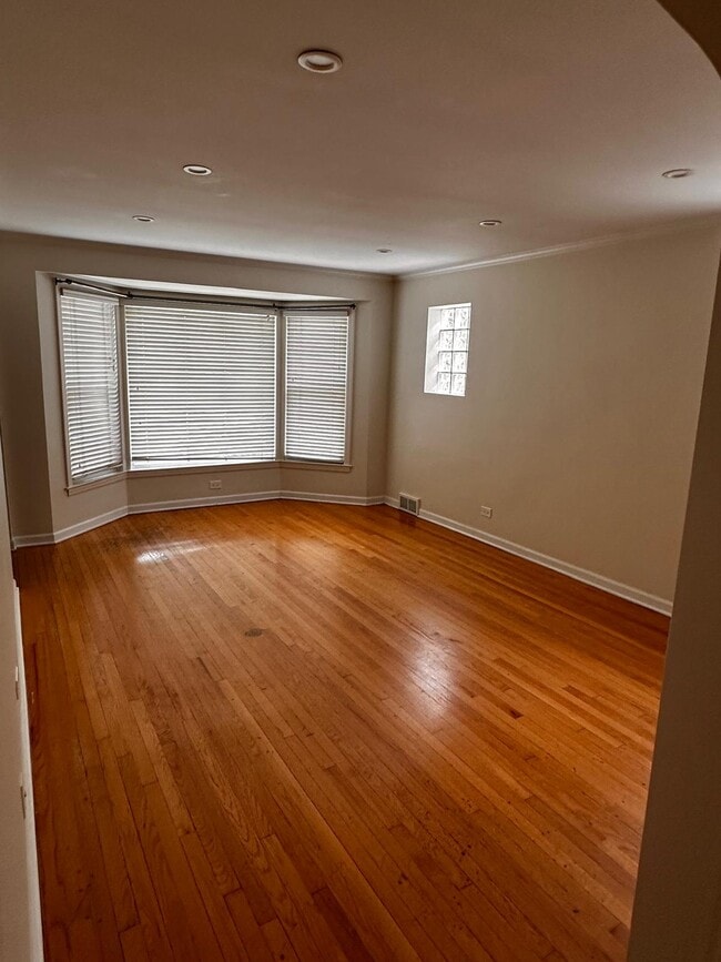 Foto del edificio - 5238 N Larned Ave