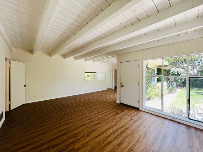 Building Photo - 1319 Barry Ave