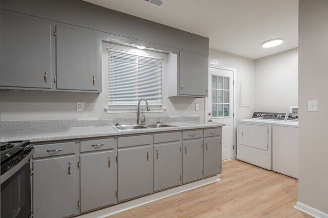 Foto del edificio - 3339 Pinewood Ave