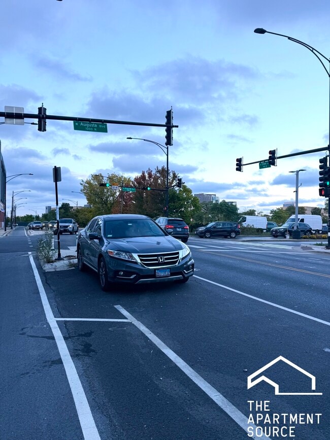 Building Photo - 942 N Elston Ave