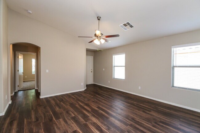 Foto del edificio - 32647 N Cherry Creek Rd