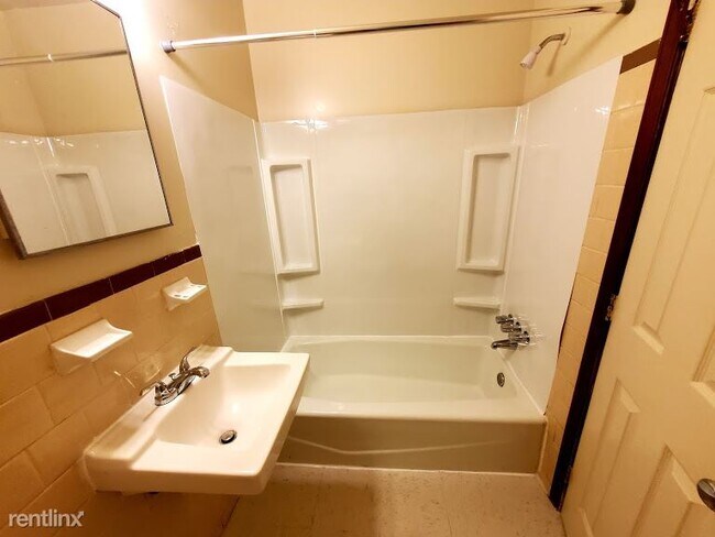 Foto del edificio - 1 br, 1 bath  - 2576 Alcott Rd