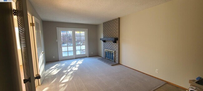 Building Photo - 375 Virginia Dr