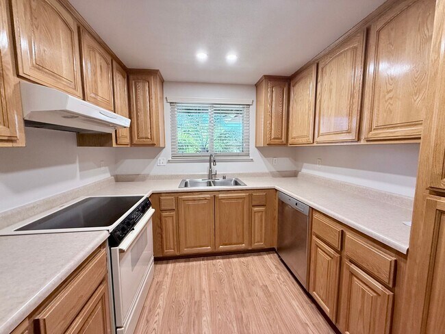 Building Photo - 3-BED 2-BATH WITH SPACIOUS BONUS FAMILY ROOM IN QUIET NEIGHBORHOOD