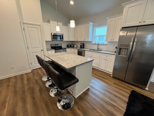 Building Photo - Room in Single Family Home on Oakwood Rd