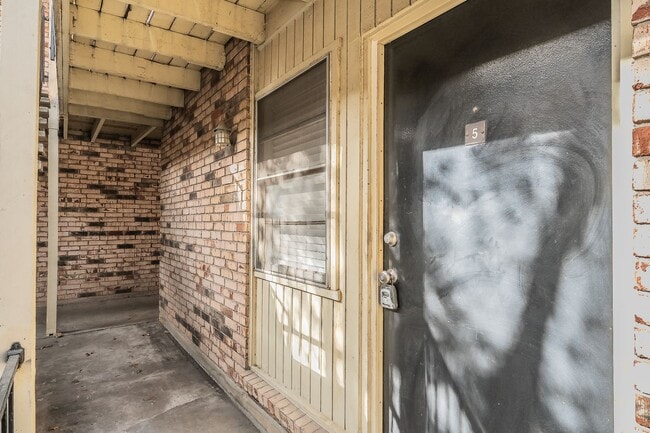 Building Photo - Charming first-floor efficiency! Heritage House Apartment