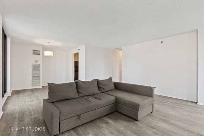 Foto del edificio - 70 W Huron St
