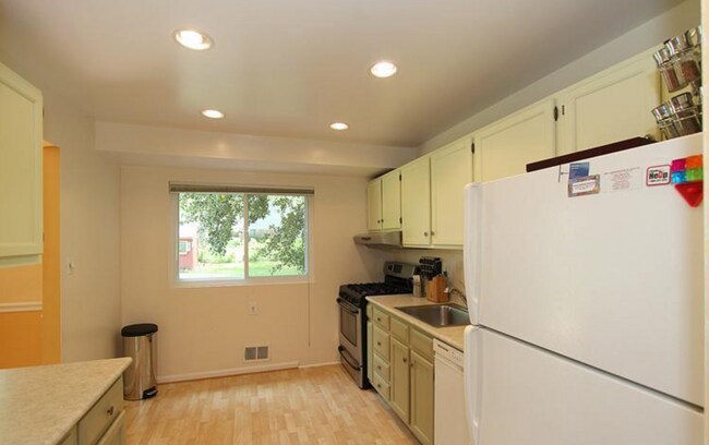 Foto del edificio - Rare Rockville Find! Upgraded 4BR/2.5BA Home with Fenced Yard – Pets Welcome!