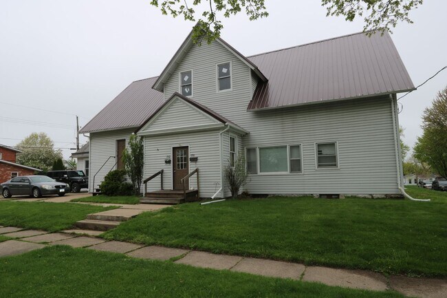 Building Photo - 1700,1702 Smith St., Burlington, IA 52601