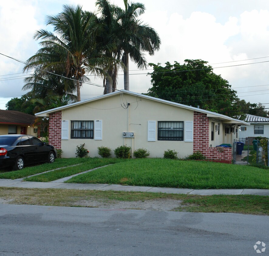 Building Photo - 1387 NE 110th Ter