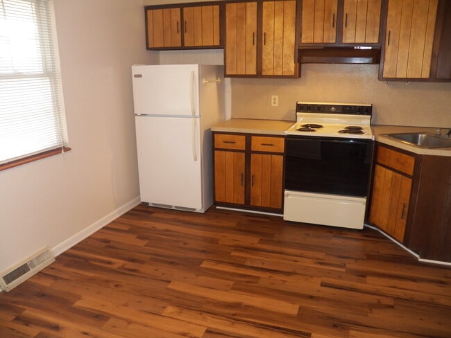 Kitchen - 4005 Cleveland Rd E