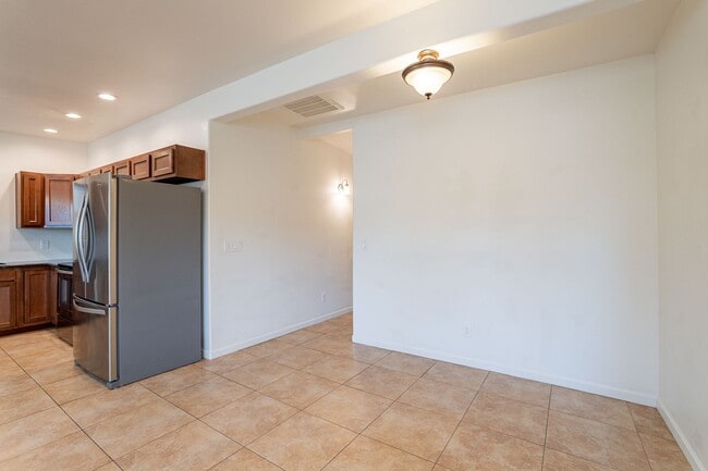 Building Photo - 436 E Waverly St