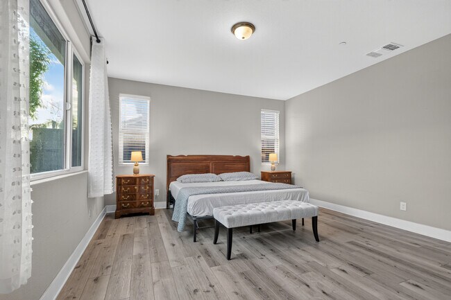 Building Photo - 978 Day Lily Dr