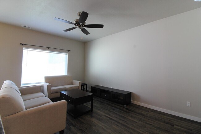Foto del edificio - 3 bed, 2.5 bath townhome in Kennewick