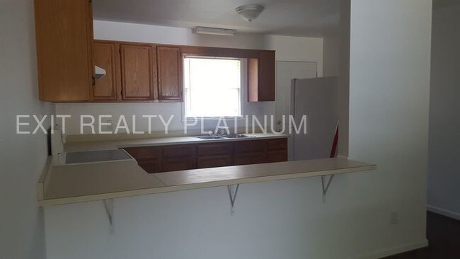 Building Photo - 3 Bedroom 1 Bath Duplex available!