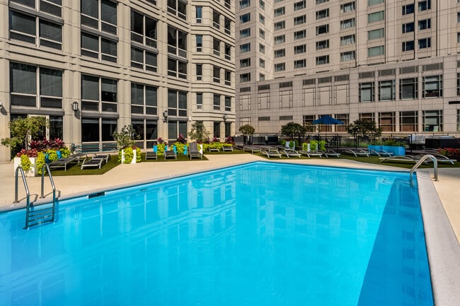 Servicios de la piscina - 750 N. Rush