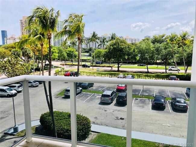 Foto del edificio - 3675 N Country Club Dr