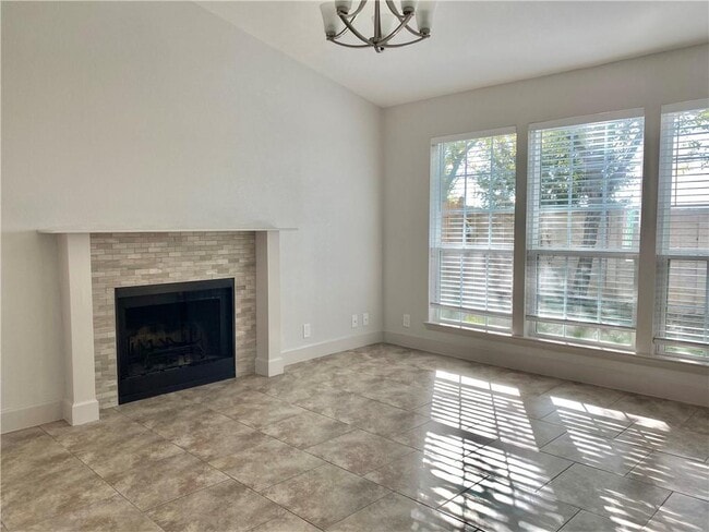 Foto del edificio - 1402 Hyridge Cir