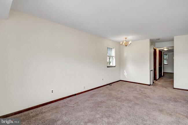 Building Photo - 602 Country Ln