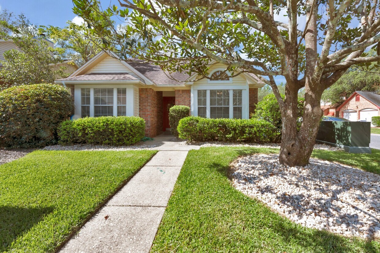 Primary Photo - 110 Parkwood Dr
